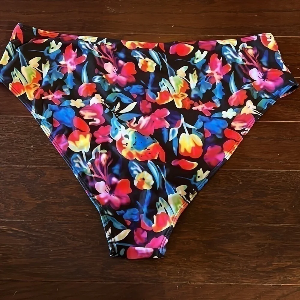 Two Piece Floral swimsuit - Picture 4 of 6